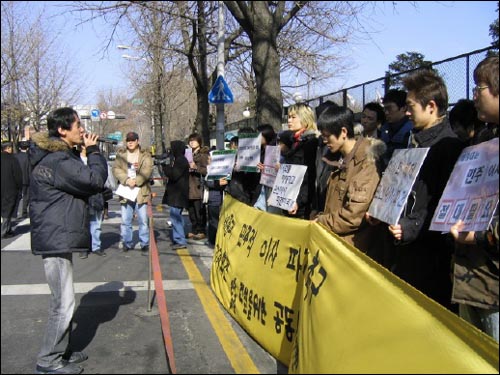 세종대민주이사파견촉구기자회견에서 결의 발언을 하는 김태우 경영대학생회장 